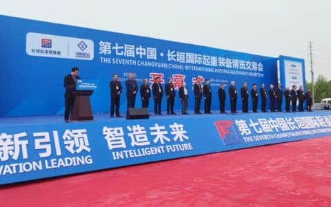 今天在长垣开幕的这个展会，被称为“全国起重行业风向标”