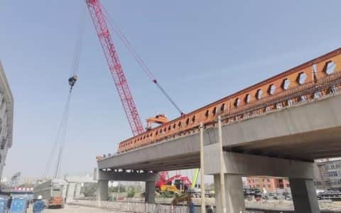 原平市前进街跨铁路立交桥1250吨吊车到位