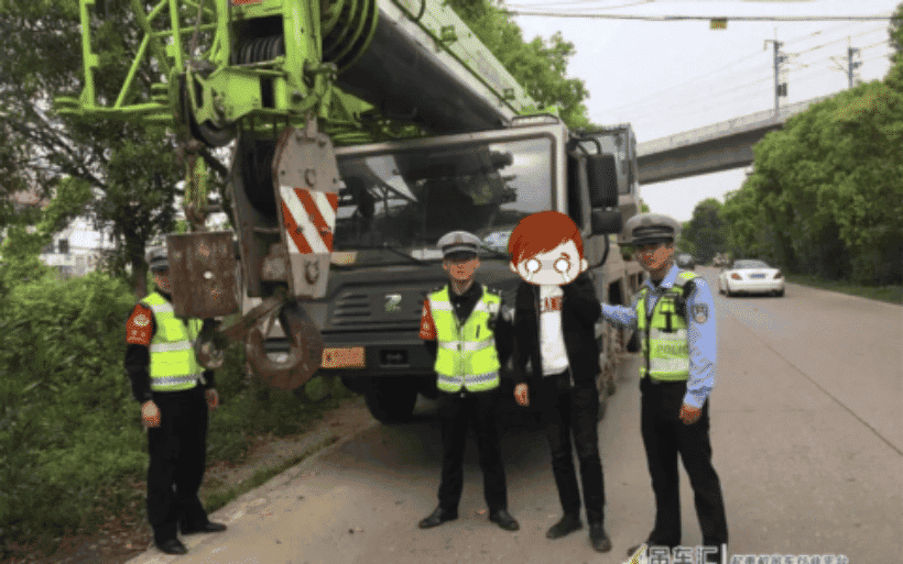 吉安一吊车司机酒驾上路，看到有交警检查竟弃车假装“围观群众”