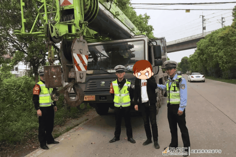 吉安一吊车司机酒驾上路，看到有交警检查竟弃车假装“围观群众”
