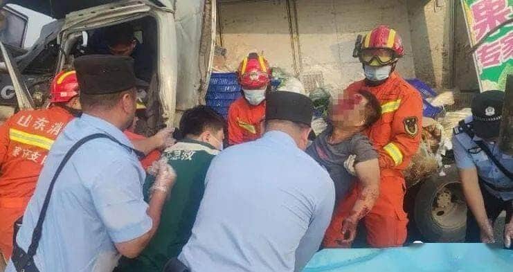 滕州吊车撞上厢货,驾驶员受伤严重,亲人发起了水滴筹挽救家庭...