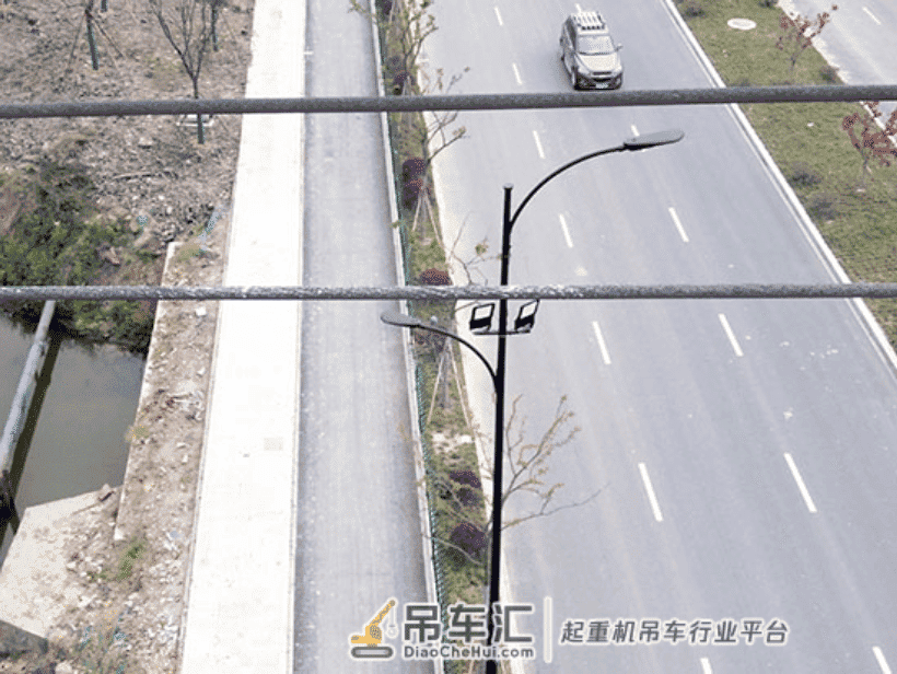 高吨位汽吊车卸苗木闯祸 高压线放电跳闸损失150多万