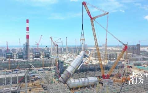 广东石化炼化一体化项目乙烯装置首台超限塔器完成吊装