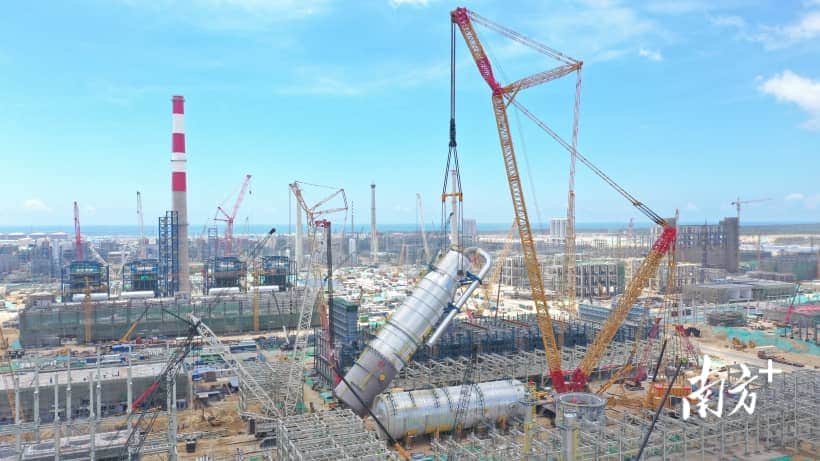 广东石化炼化一体化项目乙烯装置首台超限塔器完成吊装