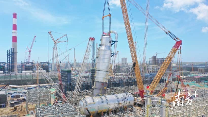 广东石化炼化一体化项目乙烯装置首台超限塔器完成吊装