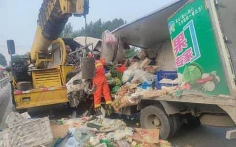 滕州吊车撞上厢货，驾驶员受伤严重，亲人发起了水滴筹挽救家庭…