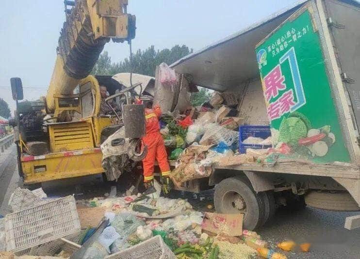 滕州吊车撞上厢货，驾驶员受伤严重，亲人发起了水滴筹挽救家庭…