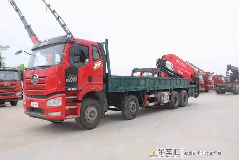 解放35吨重型随车吊 尾部折叠臂