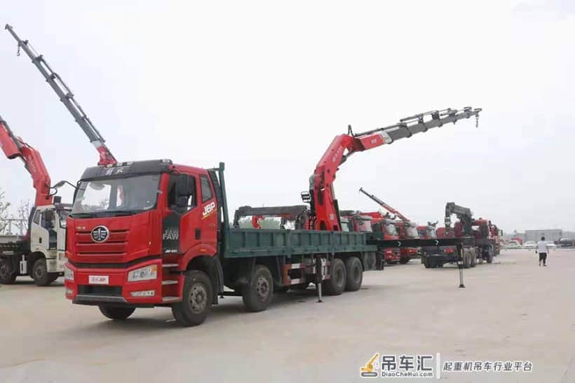 解放35吨重型随车吊 尾部折叠臂