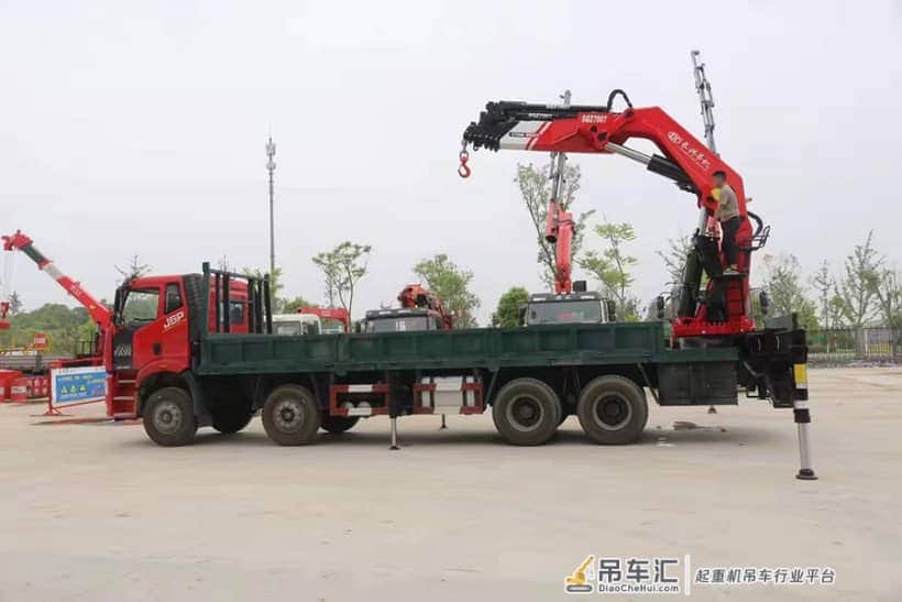 解放35吨重型随车吊 尾部折叠臂
