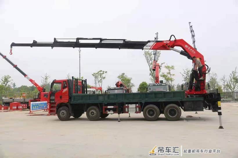 解放35吨重型随车吊 尾部折叠臂