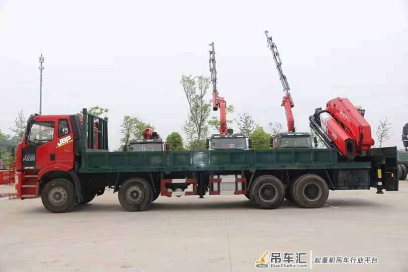 解放35吨重型随车吊 尾部折叠臂
