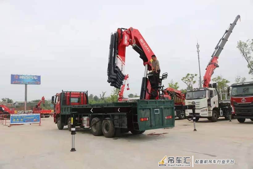 解放35吨重型随车吊 尾部折叠臂