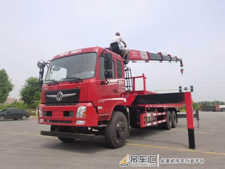东风后八轮+长兴12吨吊机