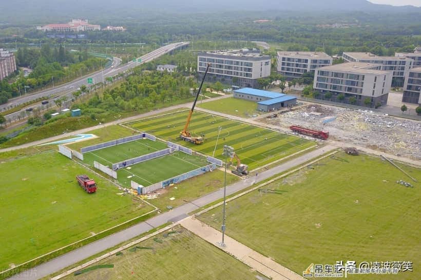 高清航拍:挖掘机吊车作业,江苏苏宁基地拆除,曾见证冠军荣耀