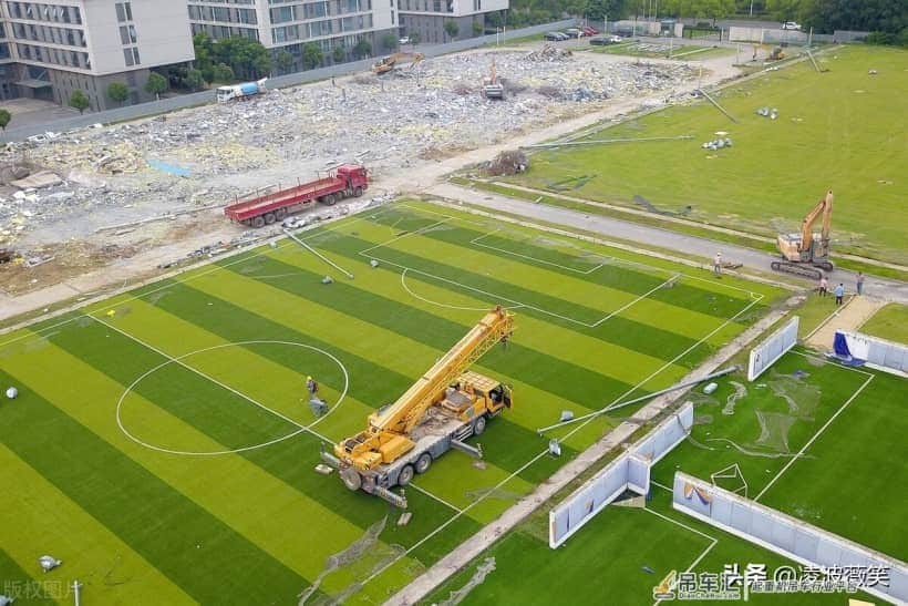 高清航拍:挖掘机吊车作业,江苏苏宁基地拆除,曾见证冠军荣耀