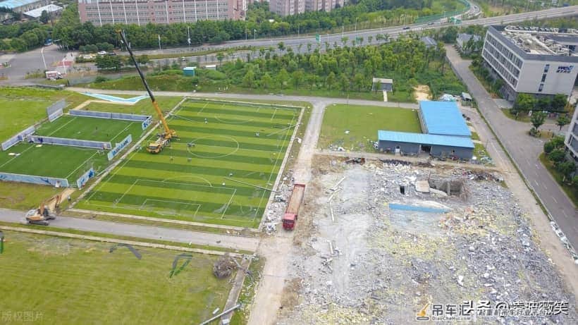 高清航拍:挖掘机吊车作业,江苏苏宁基地拆除,曾见证冠军荣耀