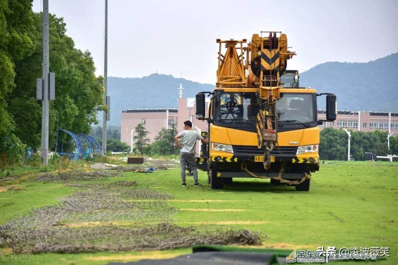 高清航拍:挖掘机吊车作业,江苏苏宁基地拆除,曾见证冠军荣耀