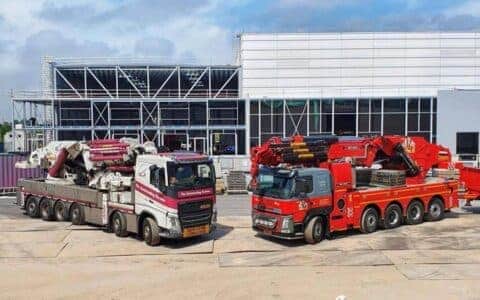 荷兰2台最大随车吊联手，合力吊装 Demag 厂房龙门起重机