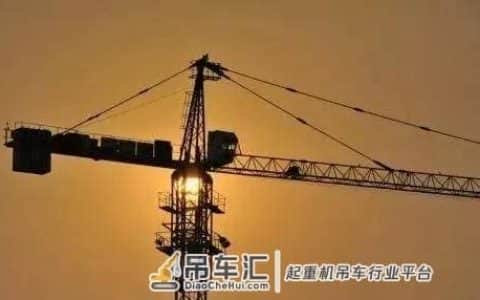 揭开塔吊司机的真面目，看完你们还羡慕他们吗？