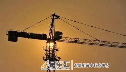 揭开塔吊司机的真面目，看完你们还羡慕他们吗？