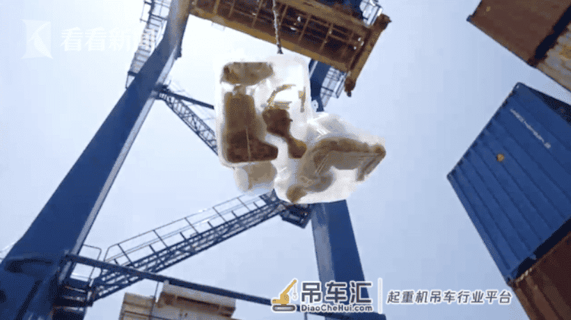 起重机吊钩上的盒饭是怎么回事？