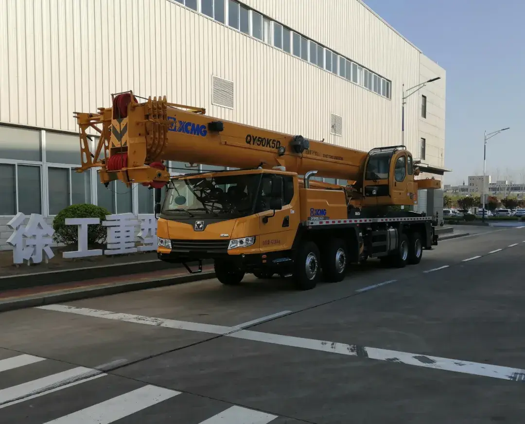 徐工QY50K5D-1吊车，45.5m超强主臂，行业最大7.5m支腿横向跨距