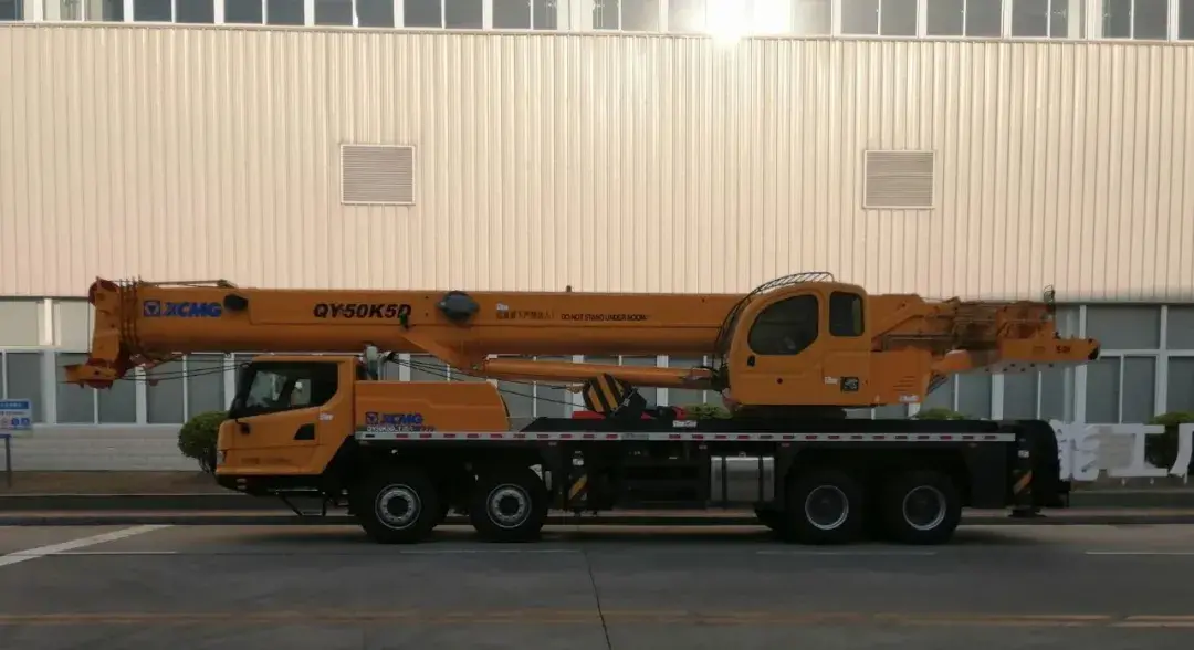 徐工QY50K5D-1吊车，45.5m超强主臂，行业最大7.5m支腿横向跨距