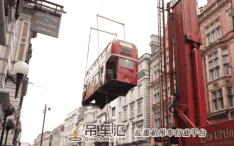 英国一双层巴士被改装成酒吧 由起重机吊到地面