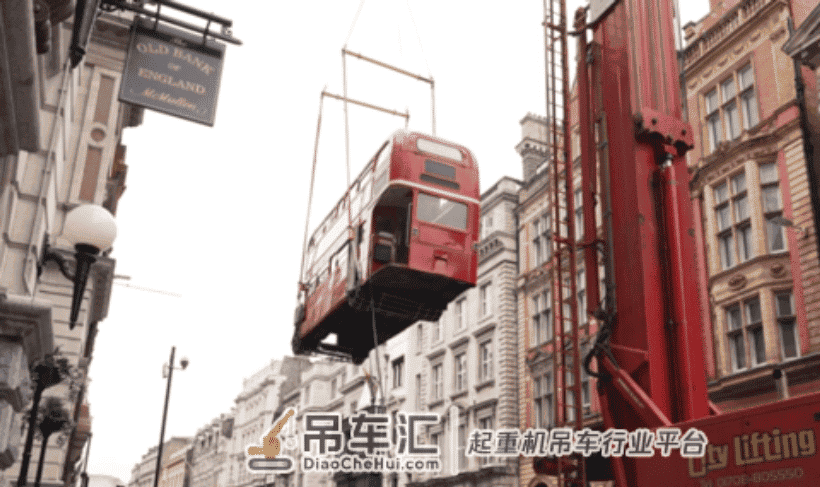 英国一双层巴士被改装成酒吧 由起重机吊到地面