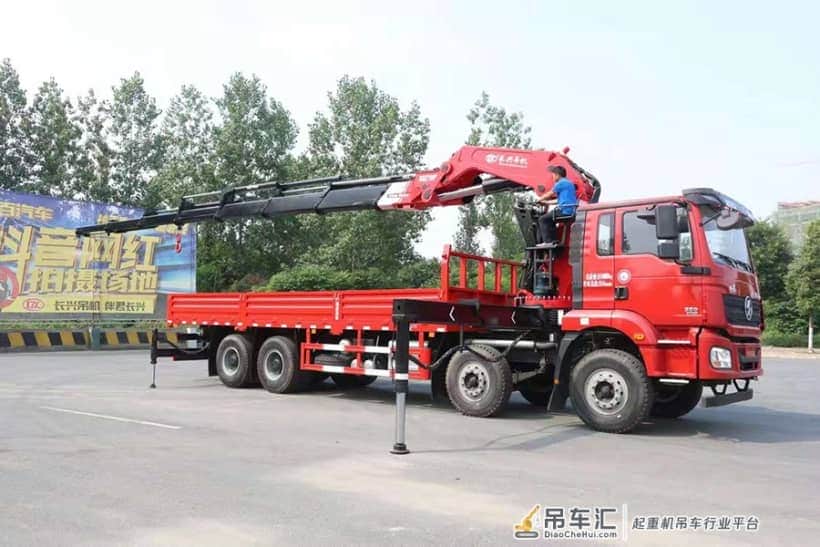 陕汽德龙30吨折臂随车吊 长兴SQZ7008