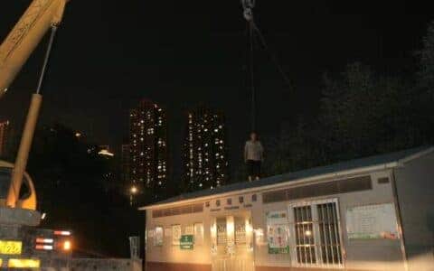 垃圾房压占燃气管道 城管用吊车给它挪了窝