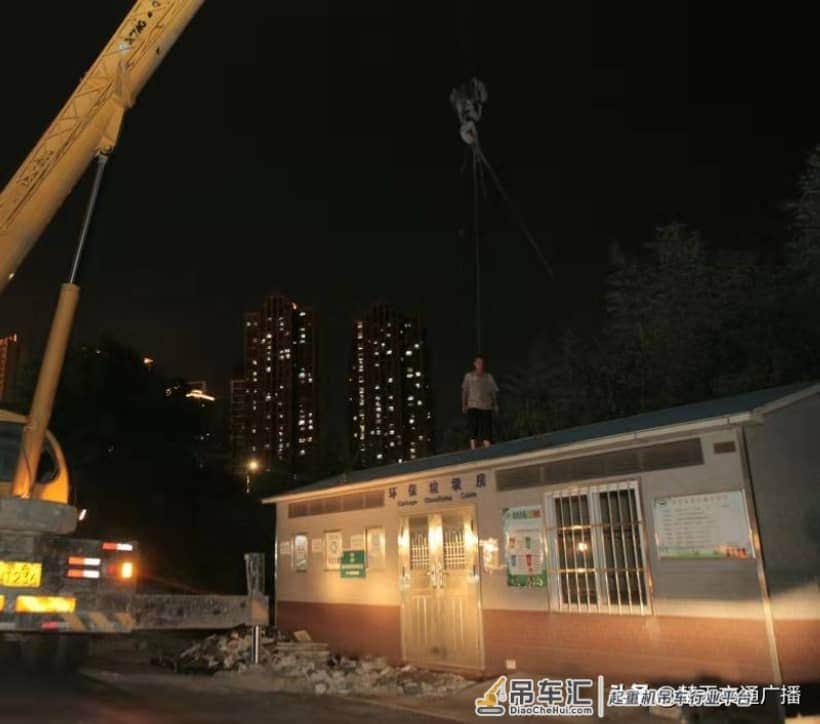 垃圾房压占燃气管道 城管用吊车给它挪了窝