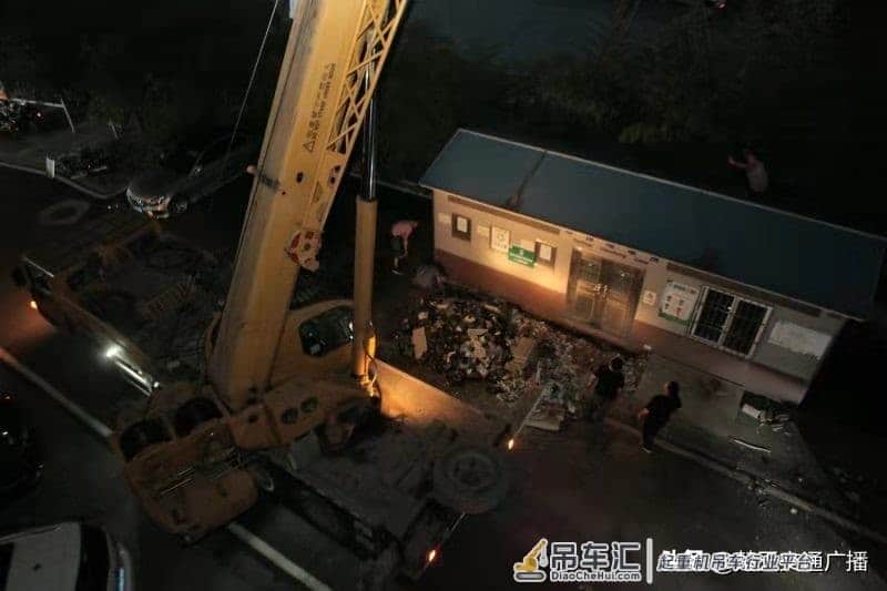 垃圾房压占燃气管道 城管用吊车给它挪了窝