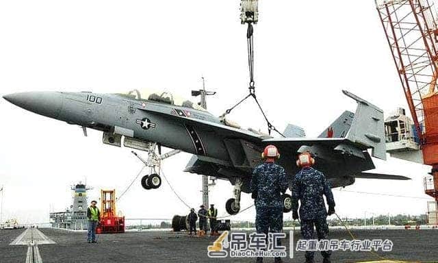 为何弄了一台“碍手碍脚”的吊车在甲板边缘?