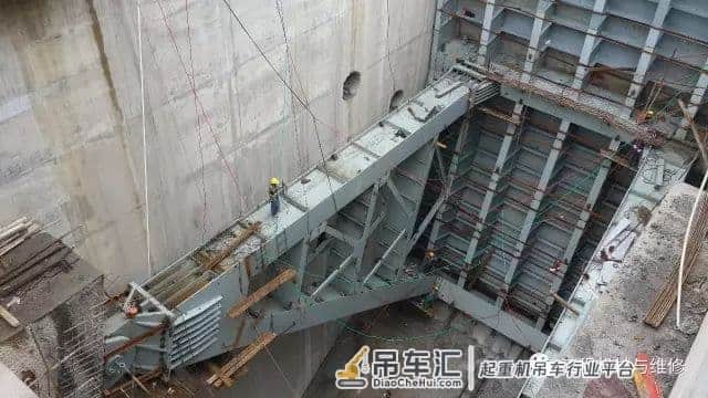 用机丨怎么用公路架桥机解决水电站弧门吊装