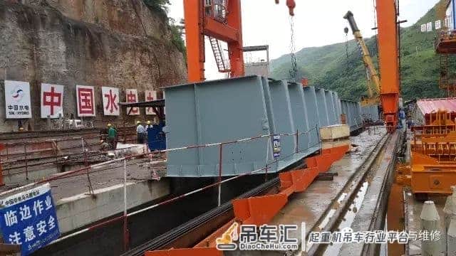 用机丨怎么用公路架桥机解决水电站弧门吊装