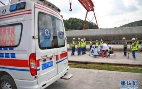 贵南高铁举行起重伤害应急救援演练