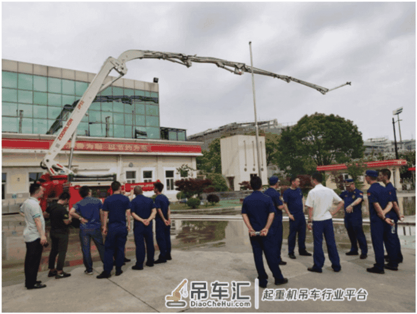 中联重科大跨距消防车交付上海化学工业区 灭火神器筑牢安全防线