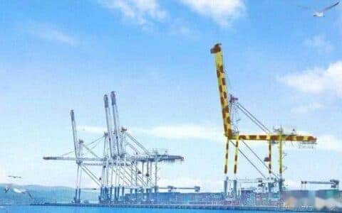 有爱！日本一港口的起重机装涂成长颈鹿样式只为给病童打气