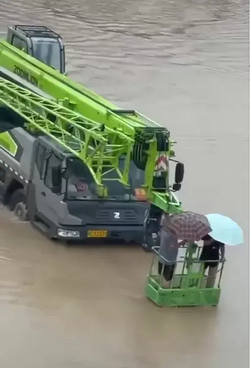 河南郑州遭特大暴雨，洪水淹城，吊友出动，紧急救援