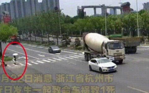 女子打伞过马路，惨遭吊车碾压身亡