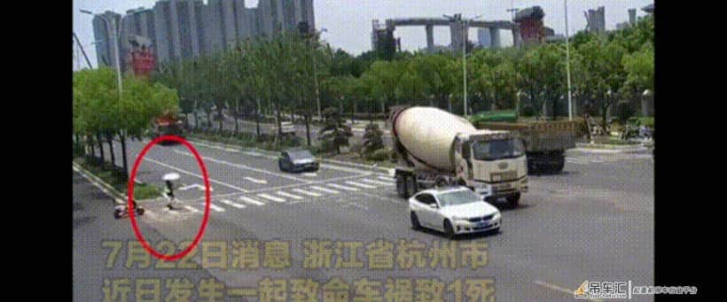 女子打伞过马路，惨遭吊车碾压身亡