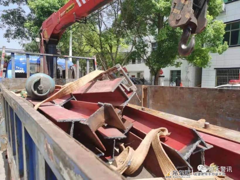 叉车、吊车齐上阵!郴州一老板在员工“指令”下偷运公园内钢材