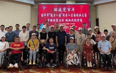 每一个不服输的生命，都是一台“微笑的起重机”