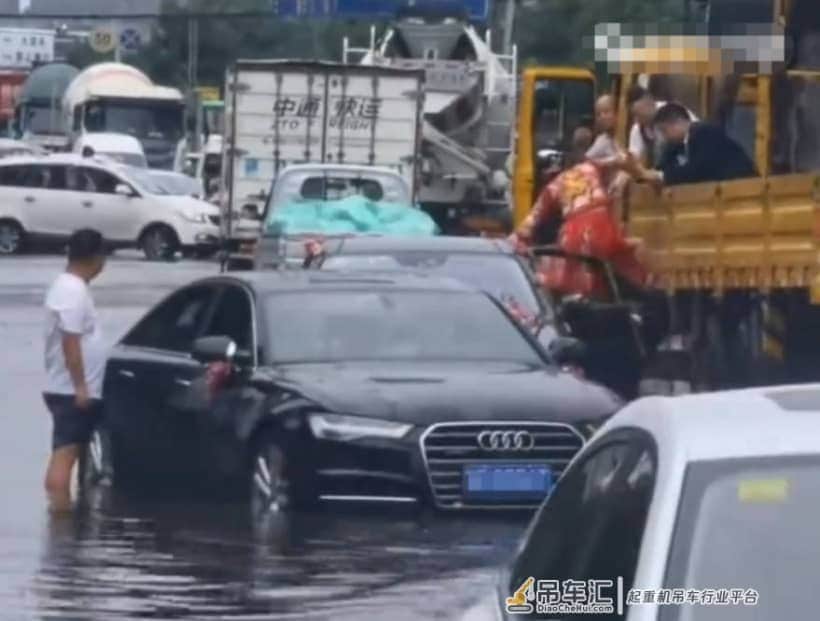 百年难忘！陕西一对新人结婚突遇暴雨，婚车抛锚新人爬吊车转移