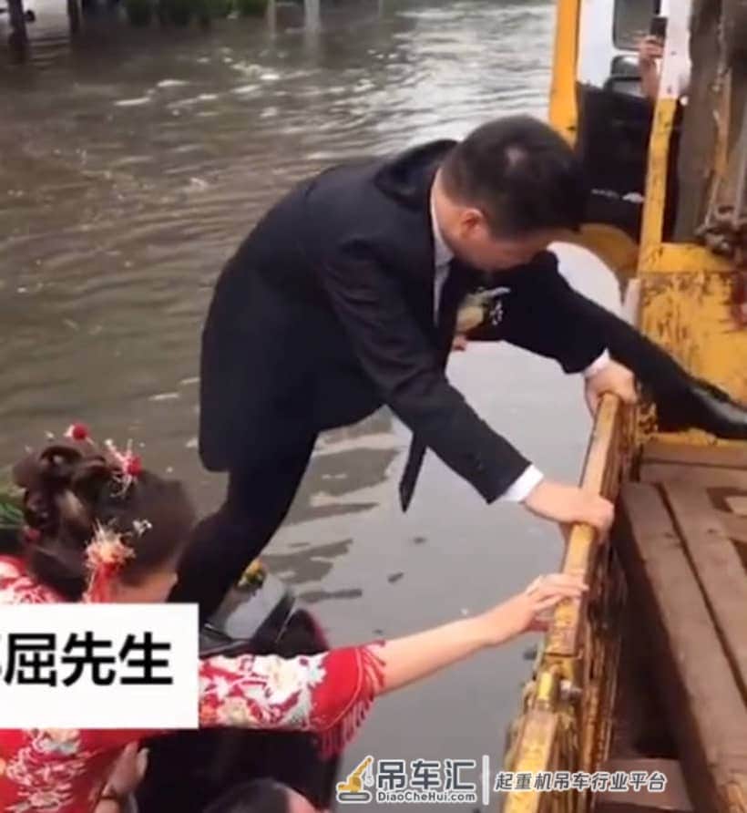 百年难忘！陕西一对新人结婚突遇暴雨，婚车抛锚新人爬吊车转移