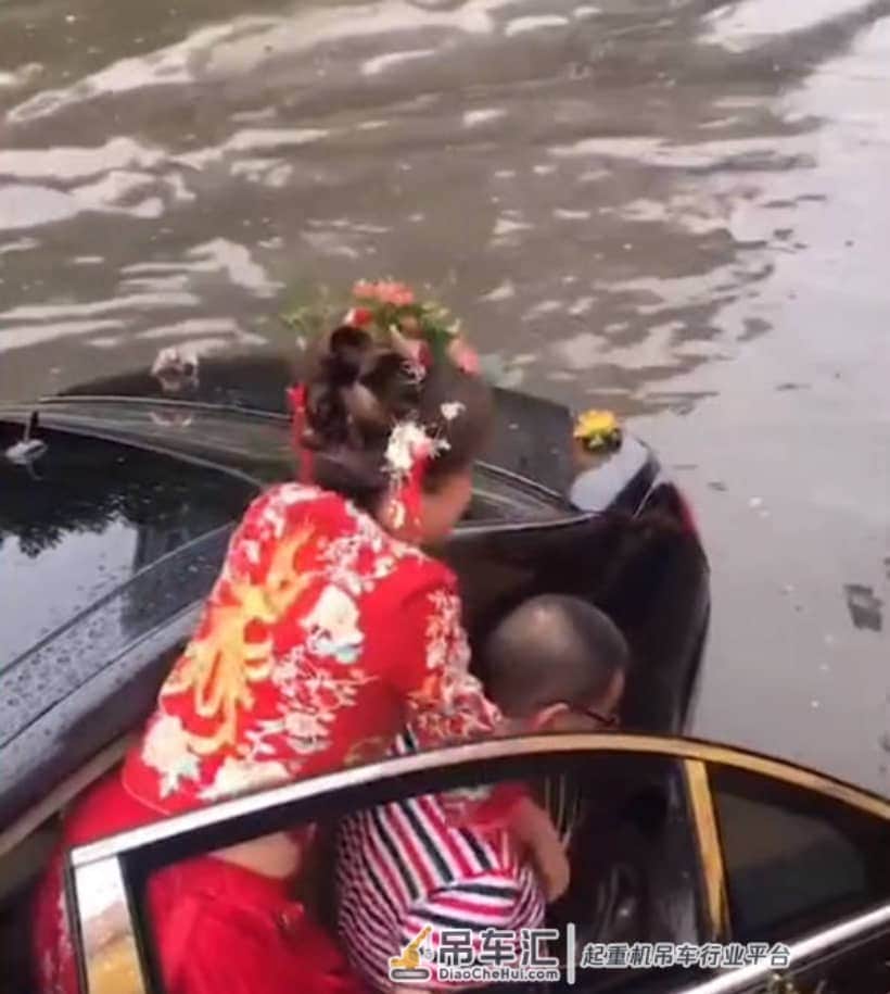 百年难忘！陕西一对新人结婚突遇暴雨，婚车抛锚新人爬吊车转移