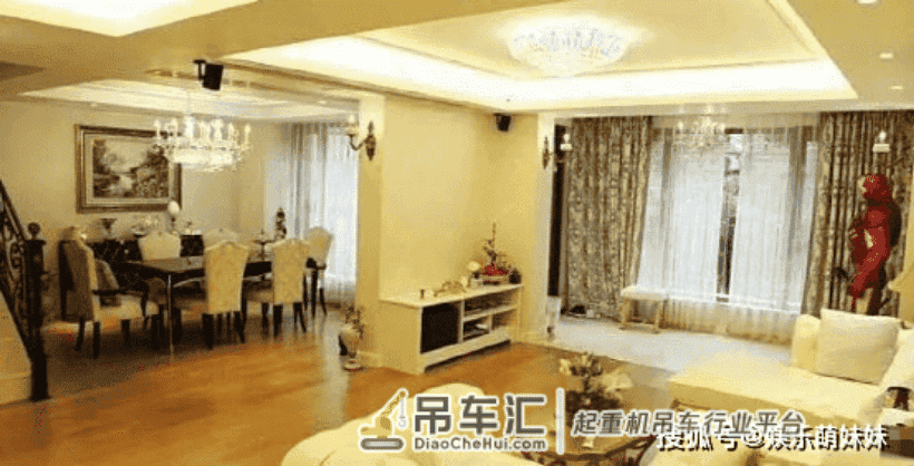 带你看看叶璇住的豪宅，全屋都装了吊顶，地面装饰也很豪华