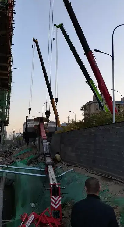 刚从厂家买的新三一吊车,结果四节大臂,全部怼毁